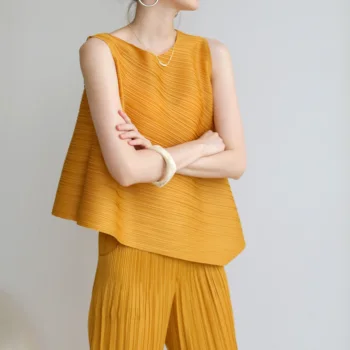 Vasaros 2020 Miyake plisuotos plonas moterų drabužiai universalus palaidų montavimo liesas užsienio stiliaus berankoviai marškinėliai T-shirt 71659
