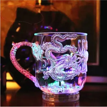 Plastikiniai Žėrintis Stiklas Vyno, Alaus Taurės Dragon LED Puodelis Led Masažuoklis Vaivorykštės Spalvų Mirksinčios Šviesos Lašas Laivybos kūrybos Dovana