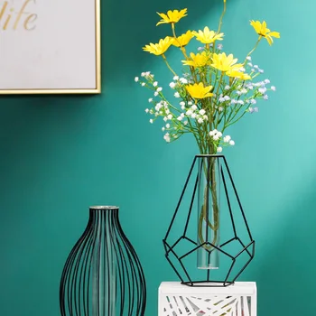 Maži skaidrūs kaustytomis geležies vaza ant pietų stalo, mažų aukso metalo, stiklo vaza, gėlių kompozicijų į kambarį