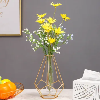 Maži skaidrūs kaustytomis geležies vaza ant pietų stalo, mažų aukso metalo, stiklo vaza, gėlių kompozicijų į kambarį